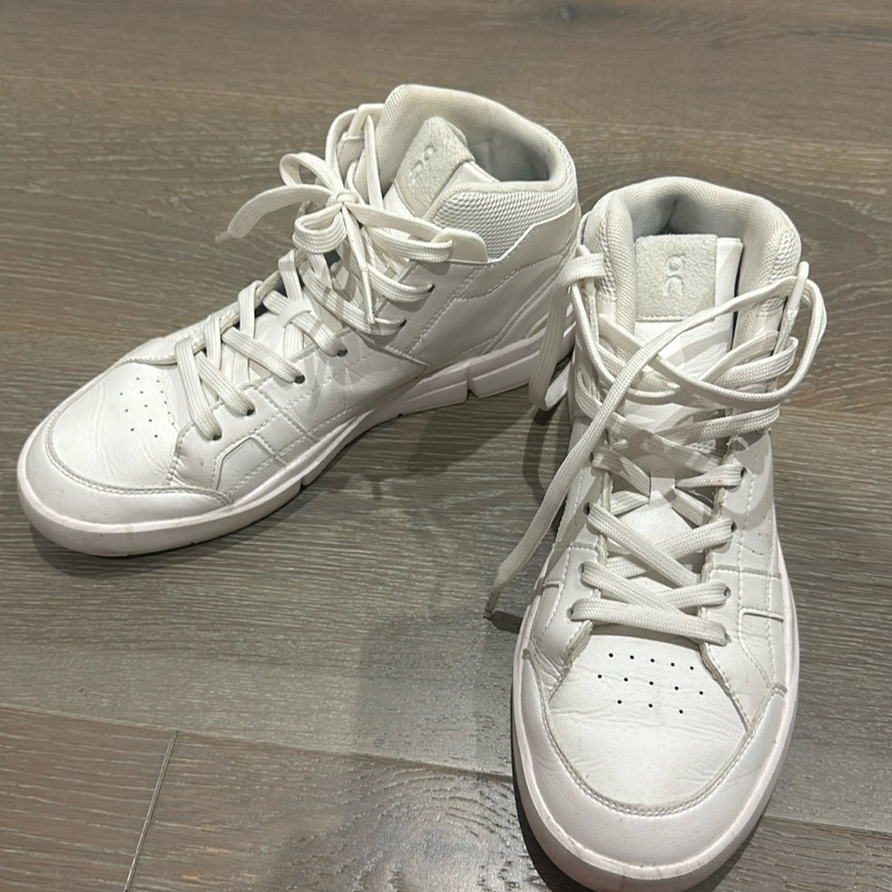 On cloud The Roger High tops